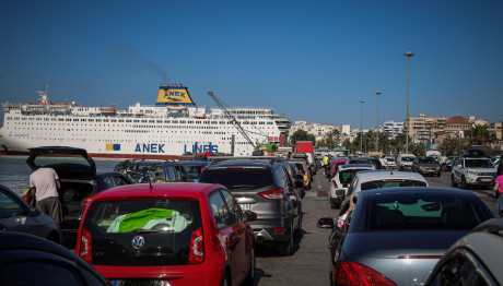 Φεύγουν με πλοία και ΙΧ οι αδειούχοι του Αυγούστου