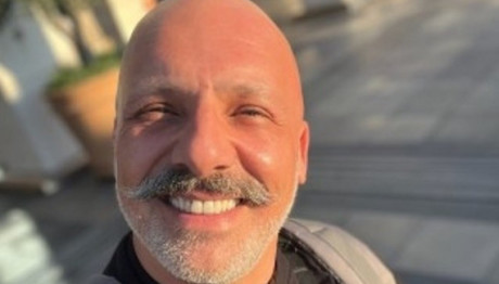 Ο Νίκος Μουτσινάς Επιστρέφει «Βραδιάτικα» Στον Alpha!