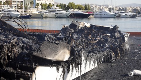 Μαρίνα Ζέας: Στάχτη Τα πολυτελή Γιοτ Από Τη Φωτιά
