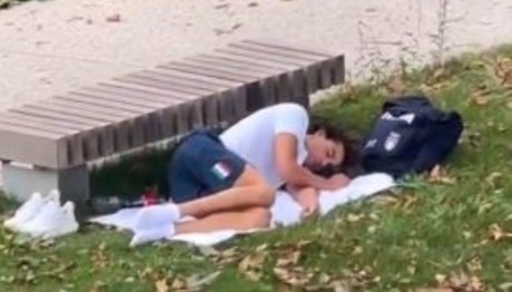 Παρίσι: Ο Τόμας Τσεκόν Κοιμάται Δίπλα Σε Παγκάκι