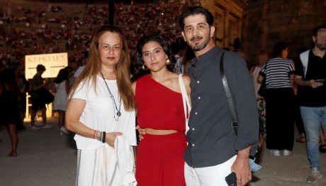 Μαρίνα Σπανού: Σπάνια Έξοδος Με Τους Διάσημους Γονείς Της