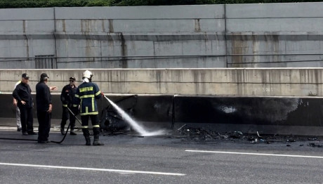 Αττική Οδός: Φωτιά Σε Όχημα Που Βρισκόταν Εν Κινήσει
