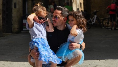 Ο Λευτέρης Πετρούνιας αγκαλιά με τα «χρυσά μετάλλια του»... τις κόρες του!