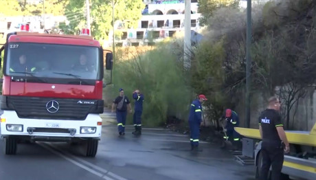 Τροχαίο στην Αθηνών- Σουνίου: Σφοδρή σύγκρουση οχήματος με μηχανή
