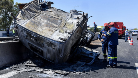 Φωτιά στην Αθηνών - Κορίνθου από ανατροπή βυτιοφόρου