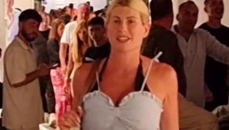 Ευρυδίκη Παπαδοπούλου: Βόλτα στα σοκάκια της Μυκόνου με φουσκωμένη κοιλίτσα