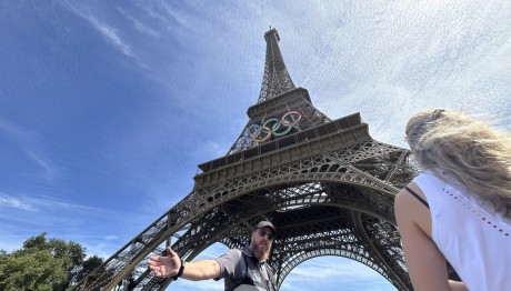 Εκκενώθηκε ο Πύργος του Άιφελ - Άνδρας σκαρφάλωσε στο μνημείο