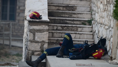 Φωτιά Αττική: Συγκλονίζει Η Φωτογραφία Πυροσβέστη