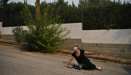 Φωτιά: Γυναίκα Θρηνεί Για Το Σπίτι Της Που Καίγεται