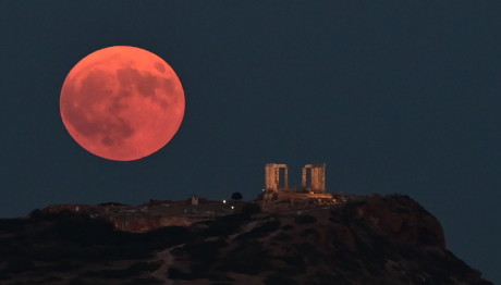 «Μάγεψε» η αυγουστιάτικη πανσέληνος- Φωτογραφίες από Ακρόπολη και Σούνιο