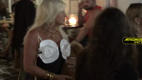 Μαρίνα Σταυράκη: Με Μίνι Και Ιδιαίτερο Μπούστο Στη Μύκονο
