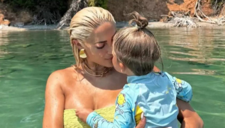 Τούνη: Χαμός στα social media για τα φιλιά στο στόμα Με Πάρη