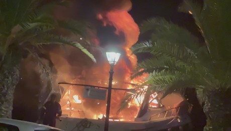 Κεφαλονιά: Τυλίχθηκε στις φλόγες σκάφος στο λιμάνι του Αργοστολίου