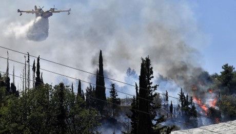 Μεγάλη φωτιά στον Μονόλιθο της Ρόδου- Επιχειρούν 8 εναέρια μέσα