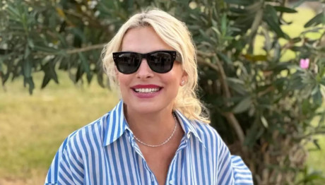 Μενεγάκη: Ποζάρει με την πετσέτα μπροστά στον καθρέφτη