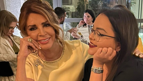 Ντενίση: Απαθανατίζει Την Κόρη Της Να Χαλαρώνει Στην Αιώρα