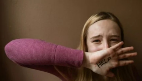 Κολωνός: Συνελήφθη 44χρονος που βίαζε 16χρονη