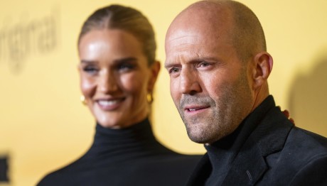 Τζέισον Στέιθαμ: Συναντήθηκε Στην Αντίπαρο Με Την Καμπούρη