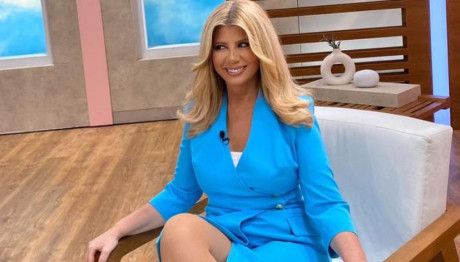 Ζήνα Κουτσελίνη: Με boho φόρεμα σε resort στη Χαλκιδική