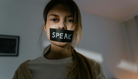 Λέσβος: Πυροσβέστης Ξυλοκόπησε Άγρια Τη Σύζυγό Του