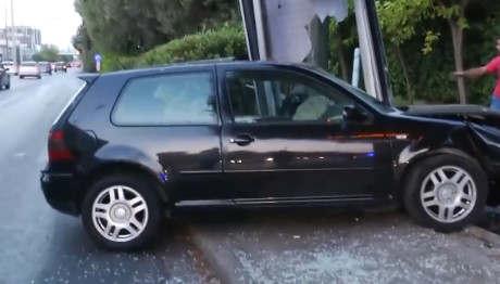 Τροχαίο Στην Κηφισίας: Αυτοκίνητο Καρφώθηκε Σε Στάση