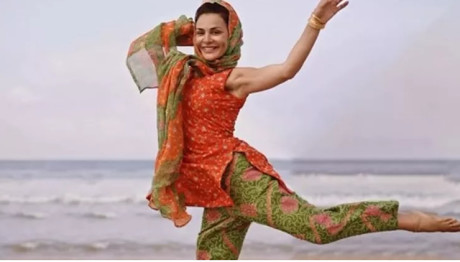 Ματσούκα: Χορεύει πάνω σε ποταμόπλοιο στον Γάγγη