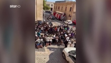 Ρόδος: Απίστευτες Εικόνες Με Εκατοντάδες Μετανάστες Σε Α.Τ.