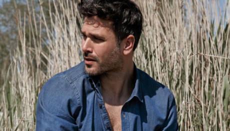 Μιχάλης Λεβεντογιάννης: Ποζάρει Γυμνός Στον Καθρέφτη