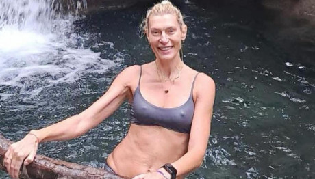 Ζέτα Δούκα: Βούτηξε στα παγωμένα νερά του Κεφαλοπόταμου