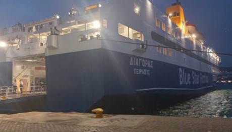 Καβάλα: Πλοίο Με 923 Επιβάτες Χτύπησε Στον Λιμενοβραχίονα