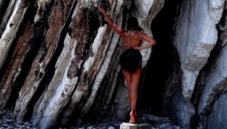 Μαρία Αντωνά: H topless φωτογραφία στην Άτοκο, το νησί με τα γουρουνάκια