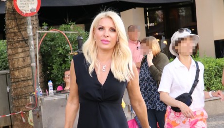 Ελένη Μενεγάκη: Η νέα φωτογραφία της «στον ήλιο» με μαύρη πουκαμίσα