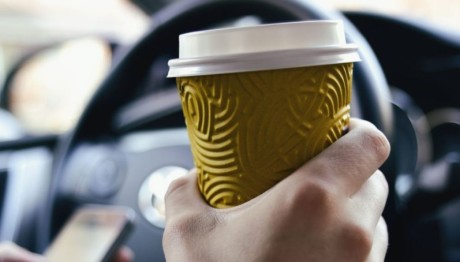 Τελικά σου παίρνουν το δίπλωμα αν πίνεις καφέ την ώρα που οδηγείς;