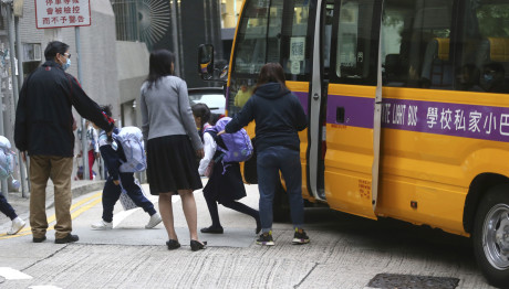Κίνα: Σχολικό Λεωφορείο Έπεσε Πάνω Σε Πεζούς