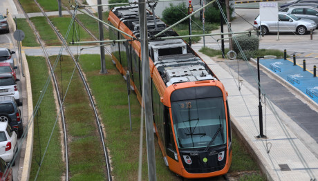 Γλυφάδα: Πεζός Παρασύρθηκε Από Τραμ