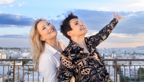 Δυο γυναίκες χορεύουν