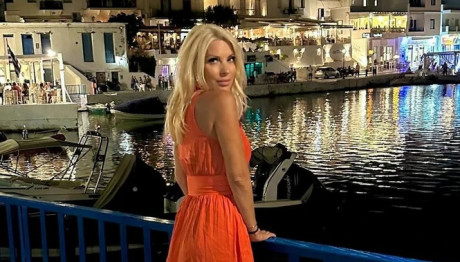 Μενεγάκη: Ποζάρει Με Τέλειο Μακιγιάζ Και Μαλλιά Μπούκλες