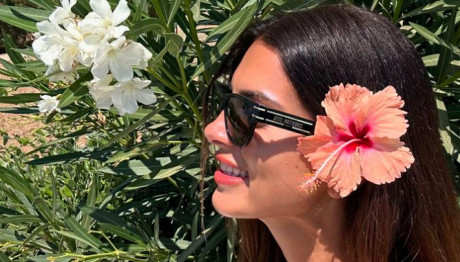 Τσιμτσιλή: Με stylish outfit ποζάρει μπροστά στη θάλασσα