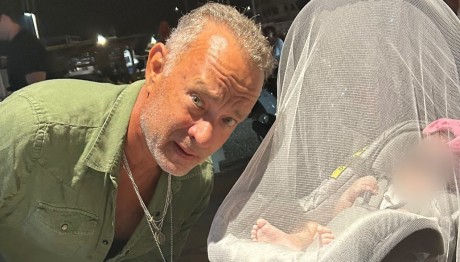 Αντίπαρος: Ο Tom Hanks ποζάρει δίπλα στα δίδυμα μωρά γνωστού ζευγαριού