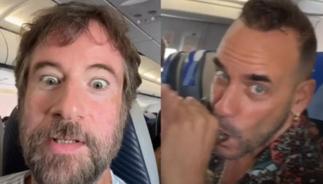 Μουζουράκης: Παίζει Φυσαρμόνικα Μέσα Στο Αεροπλάνο