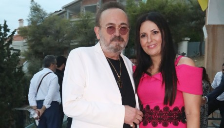 Γονίδης: Σπάνια δημόσια εμφάνιση με τη σύζυγό του και την 4χρονη κόρη τους