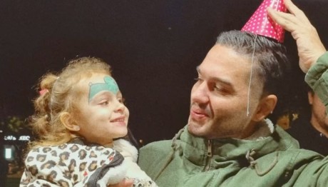 Πετρούνιας- Μιλλούση: Η έκπληξη του Μάστορα στη βαφτιστήρα του σε συναυλία