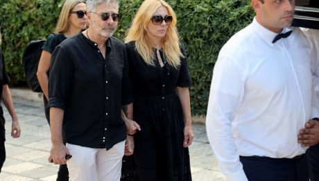 Κηδεία Καρύδη: Το συγκινητικό στεφάνι της Σμαράγδας Καρύδη