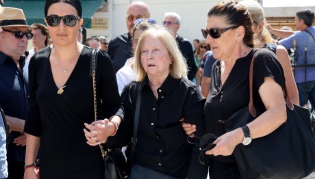 Κηδεία Ντίνου Καρύδη: Συντετριμμένη Η Σύζυγός Του
