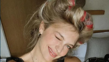 Κλέλια Ανδριολάτου: Ποζάρει με σουτιέν και ρόλεϊ στα μαλλιά