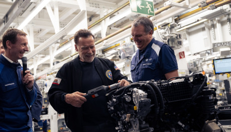 Η BMW έδωσε τα... κλειδιά στον Άρνολντ Σβαρτσενέγκερ