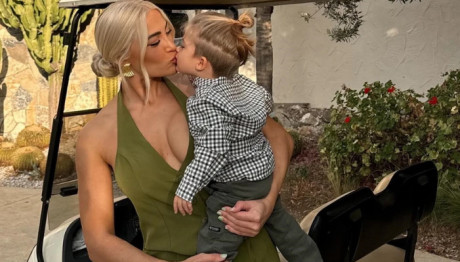 Τούνη: Η Στιγμή Που Λέει Παιδικά Τραγούδια Στον Γιο Της