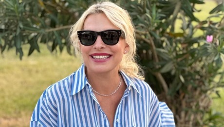 Ελένη Μενεγάκη: Με casual look σε πρωινή βόλτα με το σκυλάκι της