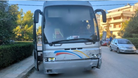 Τροχαίο Στη Γλυφάδα: ΙΧ Συγκρούστηκε Με Λεωφορείο