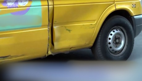 Τροχαίο Με ΙΧ Και Σχολικό Λεωφορείο Στο Κέντρο της Αθήνας